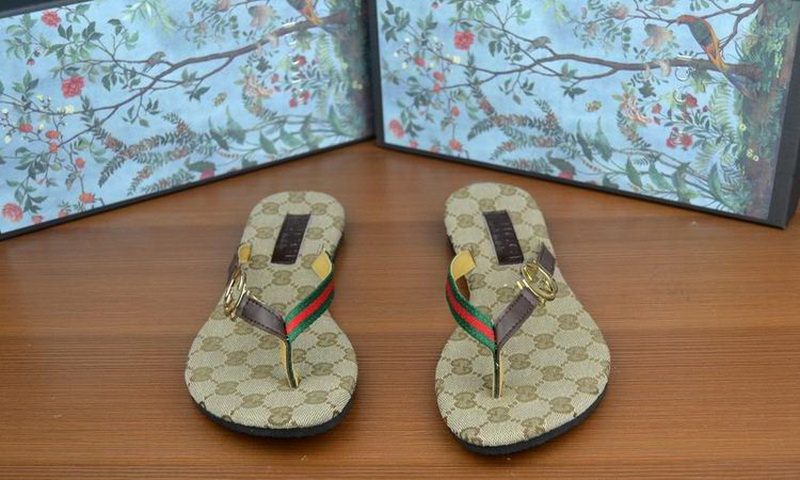 Gucci Slippers Woman--070